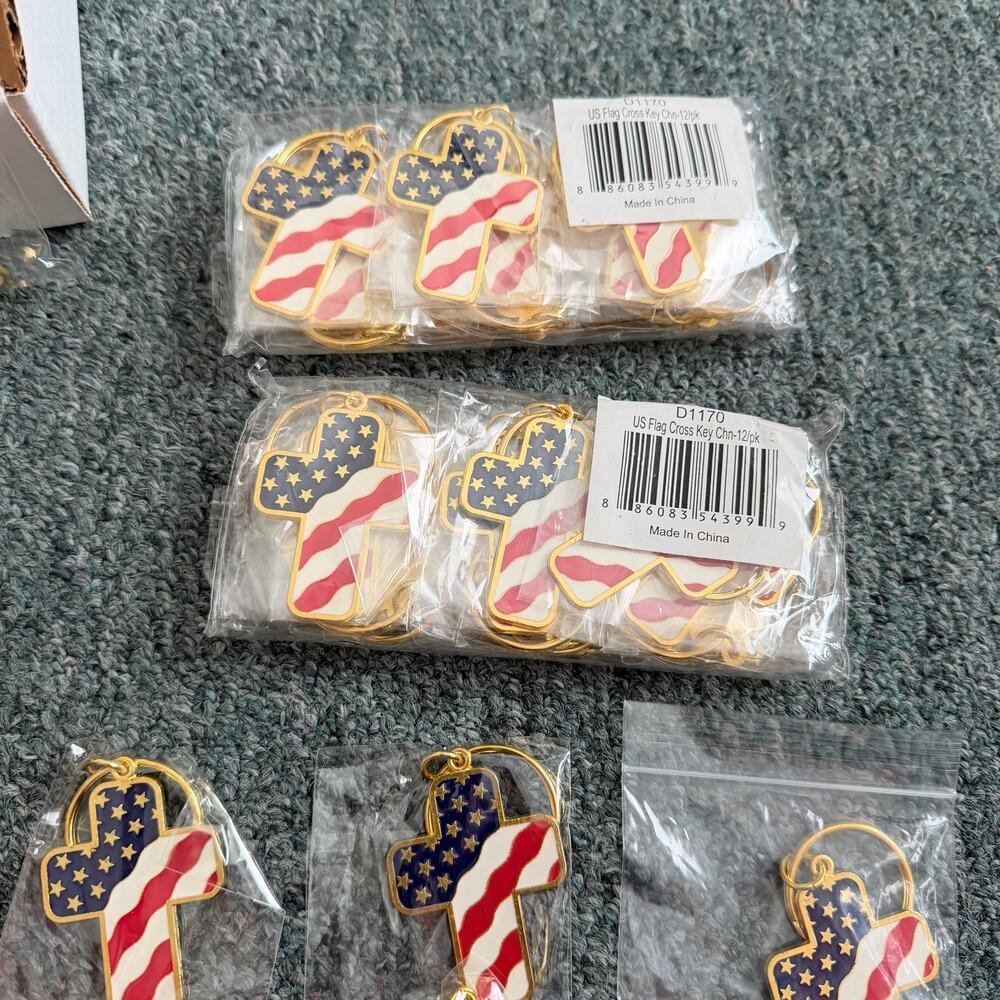 Wholesale Lot of 31 United States USA Flag Cross Key Chain Gold Red White Blue - Picture 3 of 5